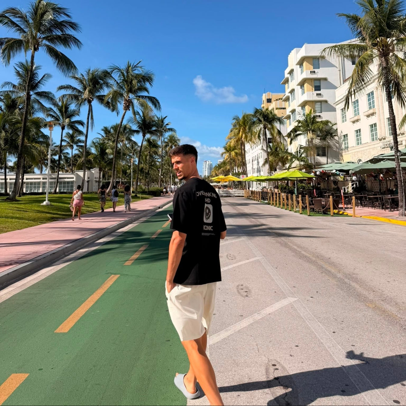 ICONIC BLACK TEE